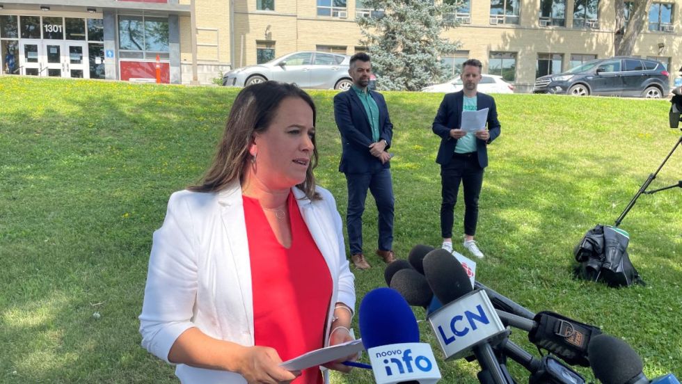 La directrice régionale de la santé publique Dre Mylène Drouin accompagnée du directeur général de Fierté Montréal, Simon Gamache et du directeur général de RÉZO, Alexandre Dumont Blais.