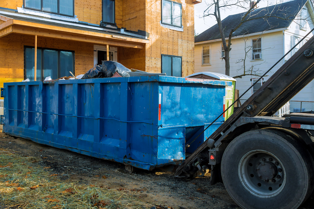 Le nouveau règlement interdit entre autres d’amonceler des déchets de construction autrement que dans un conteneur.