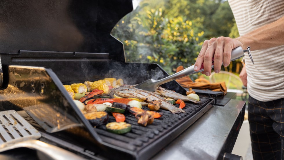 Il est important d'utiliser des ustensiles différents pour la viande crue et cuite, afin d'éviter une possible intoxication alimentaire.