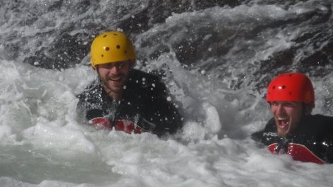 Beaucoup de plaisir &agrave; explorer les grottes en pleine mer agit&eacute;e