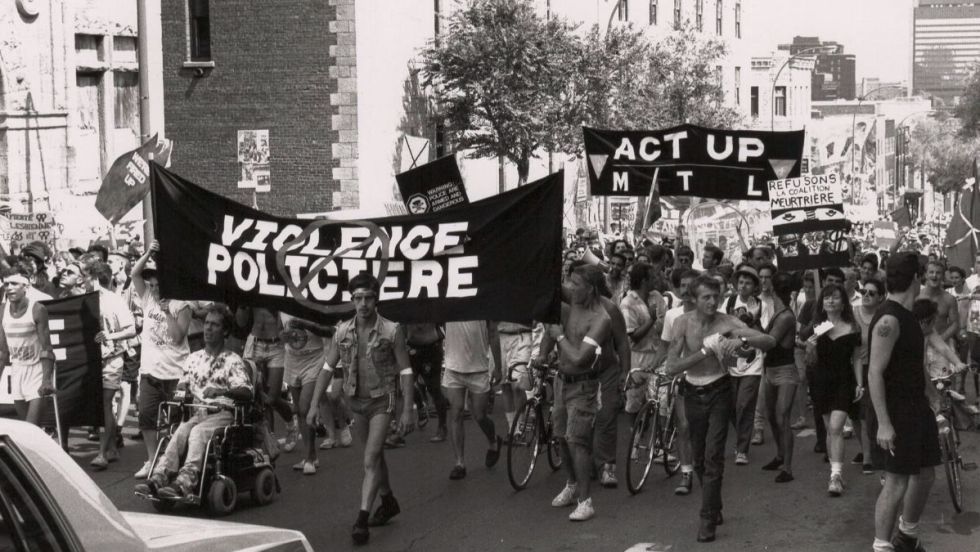 Manifestation organisée par ACT UP Montréal suite à la descente policière au Sex Garage. René LeBoeuf, 29 juillet 1990. Fonds Michael Hendricks / René LeBoeuf (AGQ-F0107). Archives gaies du Québec.