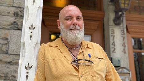 Michel Richard devant la Maison d'Hérelle qui vient accueille les personnes atteintes du VIH