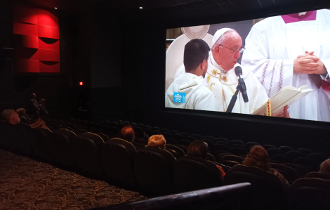 La messe papale diffusée dans une salle du cinéma Guzzo Lacordaire