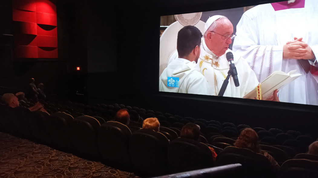 La messe papale diffusée dans une salle du cinéma Guzzo Lacordaire