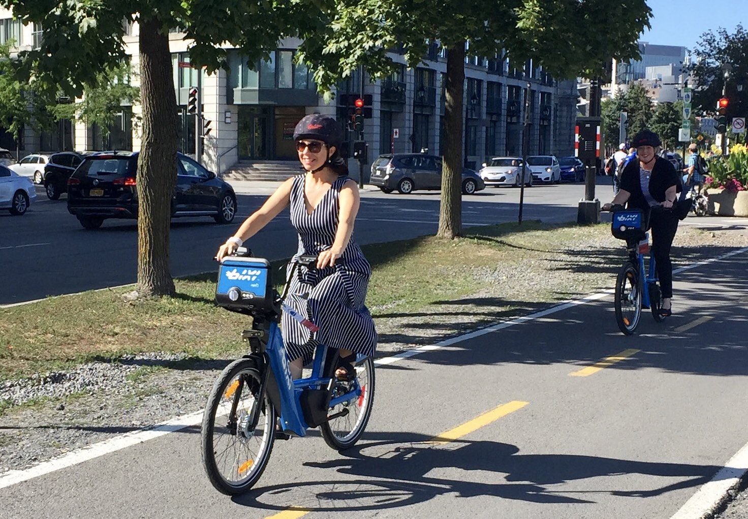 Val&eacute;rie Plante circule sur un v&eacute;lo &eacute;lectrique de Bixi sur une piste cyclable.