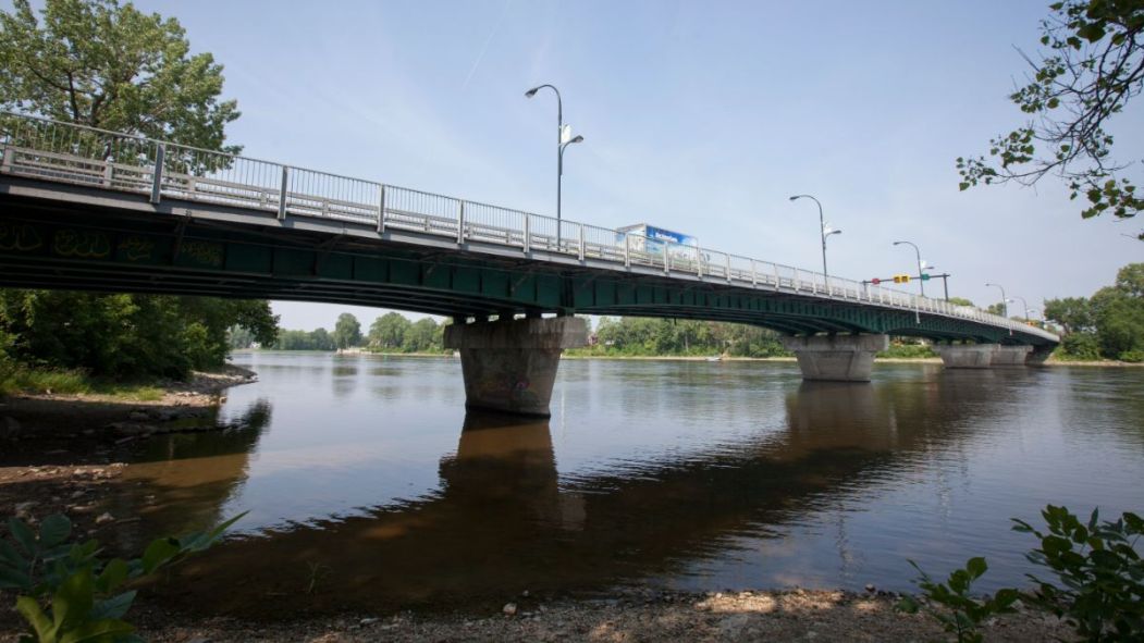 Le pont Jacques-Bizard.