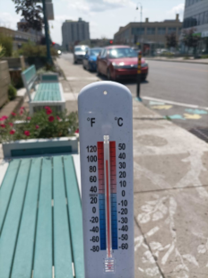 Un termomètre sur la rue Jean-Talon affichant 37 degrés celcius.