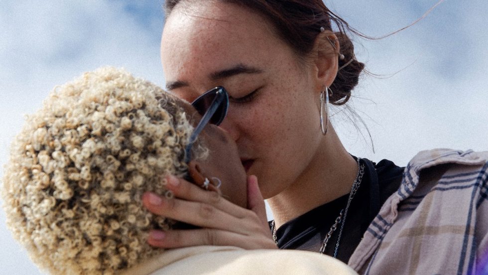 Un couple gaie qui s'embrasse