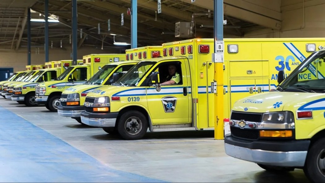 Des ambulances d'Urgences-santé.