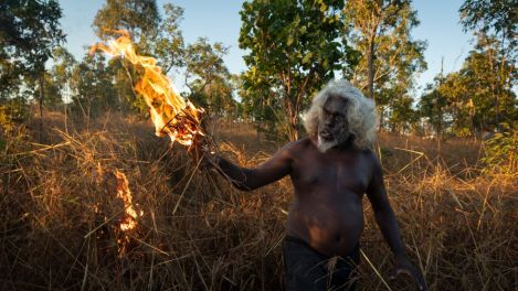 «Sauver les forêts avec le feu» du photographe Matthew Abbott, lauréat du prix Histoire de l’année au World Press Photo 2022