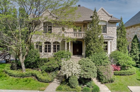La propri&eacute;t&eacute;, pleine de verdure, du 18 Rue des Huards.
