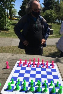 Le professeur d&rsquo;&eacute;checs de la biblioth&egrave;que Benny &agrave; Notre-Dame-de-Gr&acirc;ce, Steve Rosenstein, r&eacute;fl&eacute;chissant &agrave; des ouvertures de jeu originales.