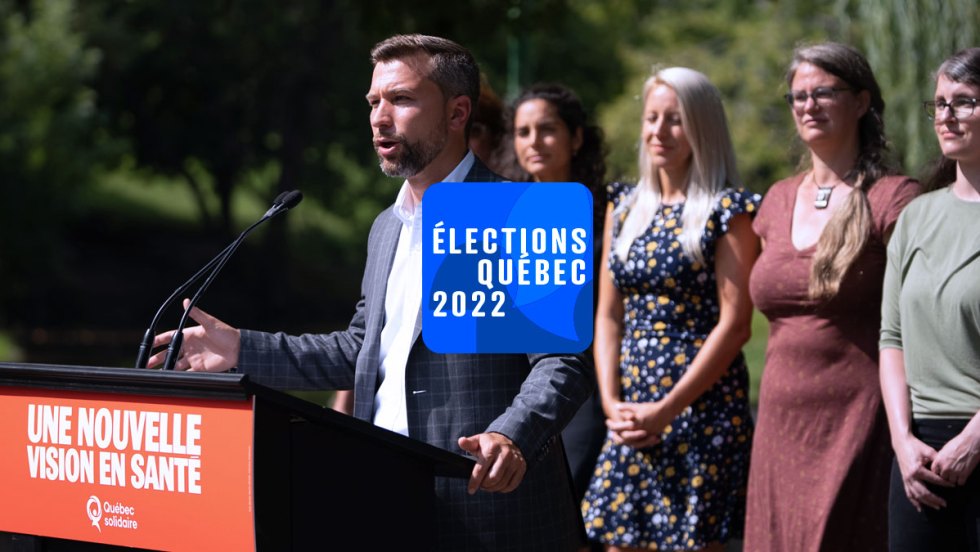 Gabriel Nadeau-Dubois, coporte-parole de Québec solidaire, dehors entouré de militants.