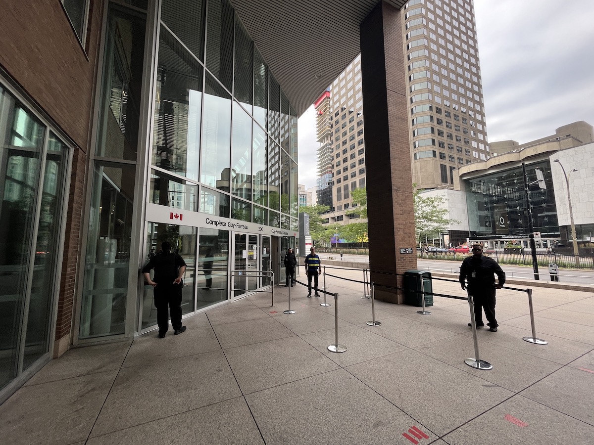 À 9h, la queue devant le complexe Guy-Favreau n'avait rien à voir avec les scènes observées fin juin 2022.