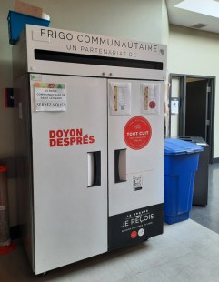 Le frigo communautaire, dont les victuailles sont &agrave; la disposition de tous, est situ&eacute; dans le pavillon du parc Wilfrid-Bastien.