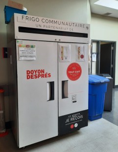 Le frigo communautaire, dont les victuailles sont &agrave; la disposition de tous, est situ&eacute; dans le pavillon du parc Wilfrid-Bastien.