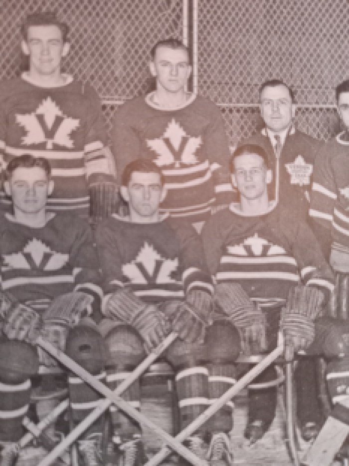Maurice Richard en uniforme des Maple Leafs, au centre de la première rangée. Il avait 18 ans au moment où la photographie a été prise.