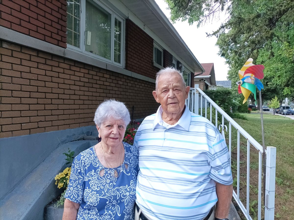 Liliane et Jules Lemyre devant leur maison.