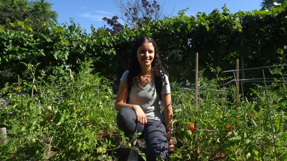 Sarah Boutarfa au jardin communautaire du pavillon Wilfrid-Bastien.