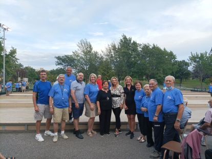 Maria D’Alessio, présidente du Club de l’âge d’or du Parc Delorme (au centre, en noir) entourée de la mairesse suppléante de Saint-Léonard, Suzanne De Larochelière (à sa gauche) et de la députée fédérale Patricia Lattanzio (à sa droite), accompagnées d’autres membres du Club et d’Angela Gentile, conseillère de ville