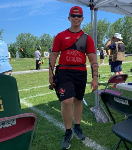 F&eacute;lix-Olivier M&eacute;nard, 16 ans, et son &eacute;quipement de tir.