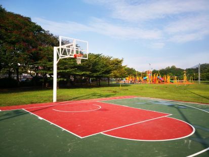 Un terrain de basketball