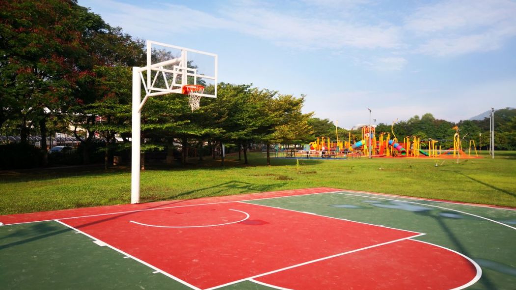 Un terrain de basketball