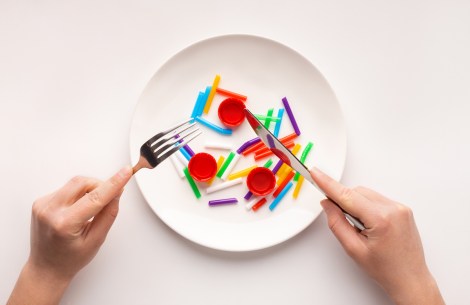 On ingère plus de microplastiques qu'on le pense.