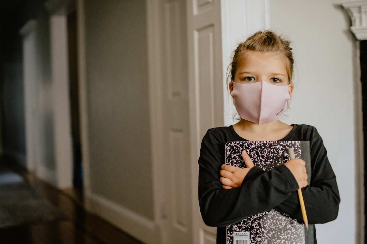 Aller à l'école avec un masque pendant la pandémie