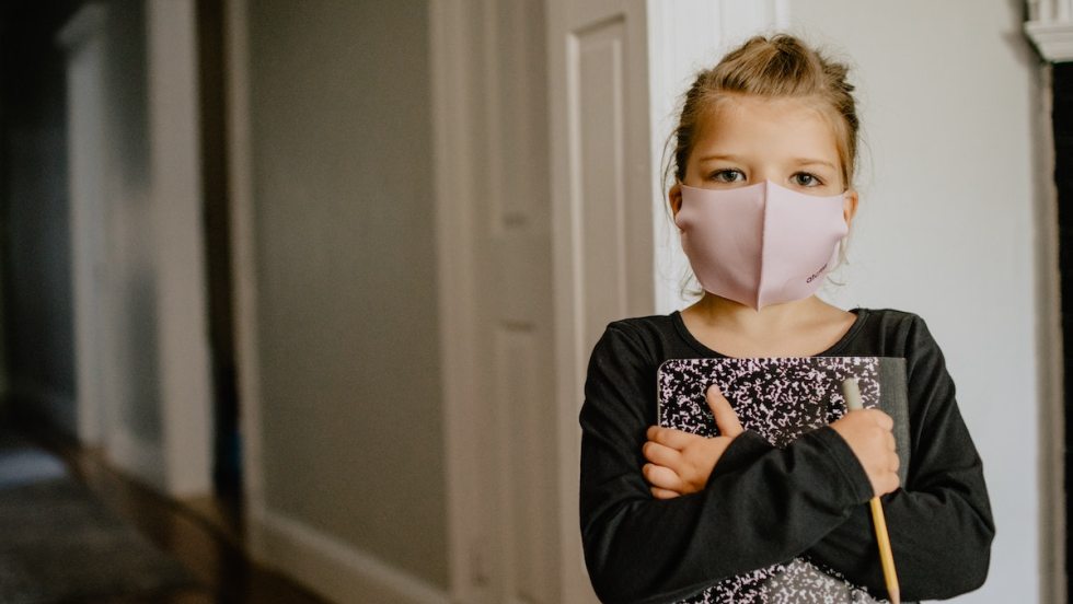 Aller à l'école avec un masque pendant la pandémie