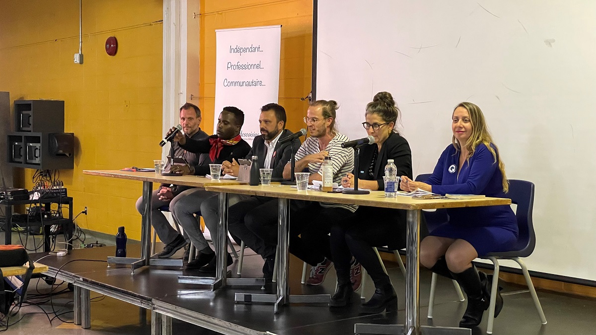 Les cinq candidats présents en compagnie de l'animateur du débat.