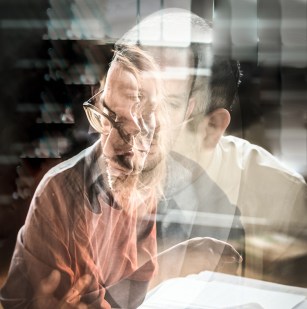 &rsquo;auteur Alain Farah s&rsquo;est uni &agrave; Marc Beaupr&eacute; pour cr&eacute;er un spectacle inspir&eacute; de son roman Mille secrets mille dangers.