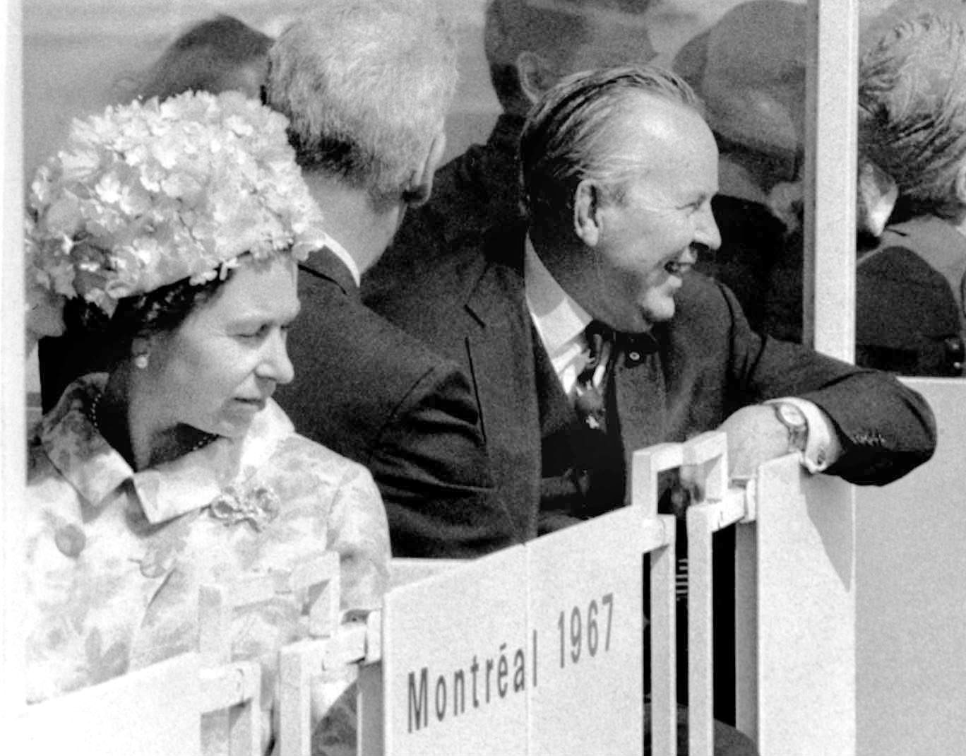 La reine Elizabeth II lors d'Expo 67 à Montréal, en 1967, en compagnie du premier ministre de l'époque, Lester B. Pearson.