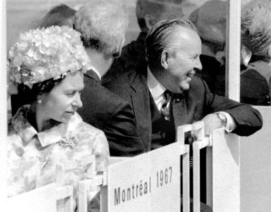 La reine Elizabeth II lors d'Expo 67 à Montréal, en 1967, en compagnie du premier ministre de l'époque, Lester B. Pearson.