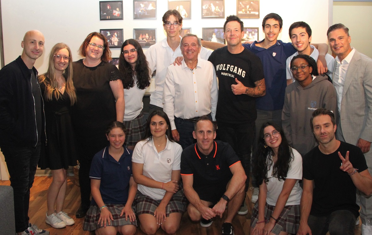 Les membres de Simple Plan, des étudiants du Collège beaubois et la direction du Collège