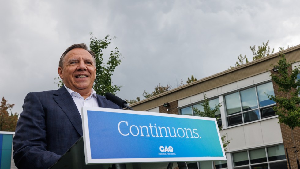 François Legault, chef de la CAQ, pendant un arrêt à Laval dans le cadre des élections 2022