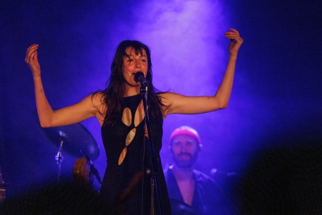 Lou-Adriane Cassidy sur sc&egrave;ne au lancement de son premier album.