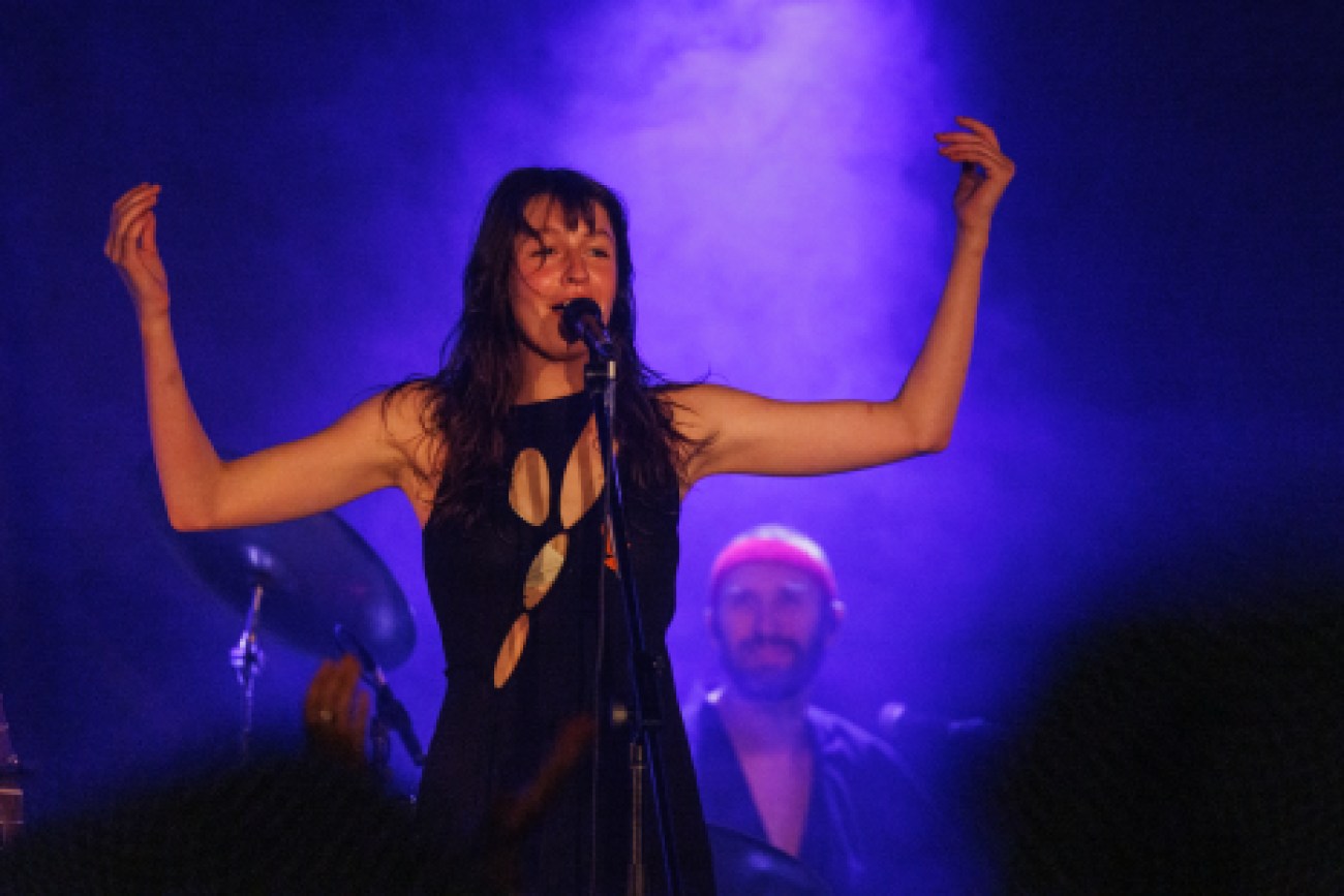 Lou-Adriane Cassidy sur scène au lancement de son premier album.