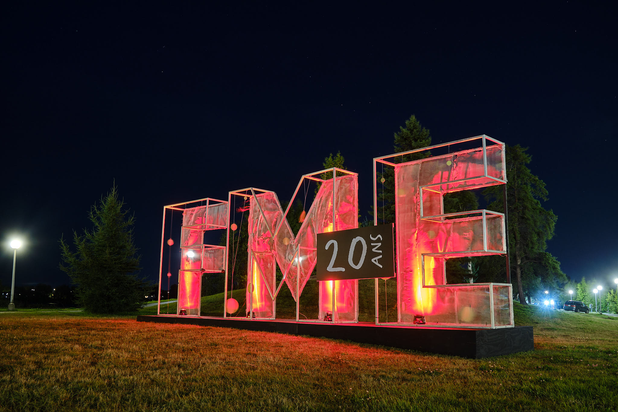 Cette installation c&eacute;l&eacute;brant les 20&nbsp;ans du Festival de musique &eacute;mergente se dresse &agrave; c&ocirc;t&eacute; de la sc&egrave;ne de La Guinguette chez&nbsp;Edmund. 