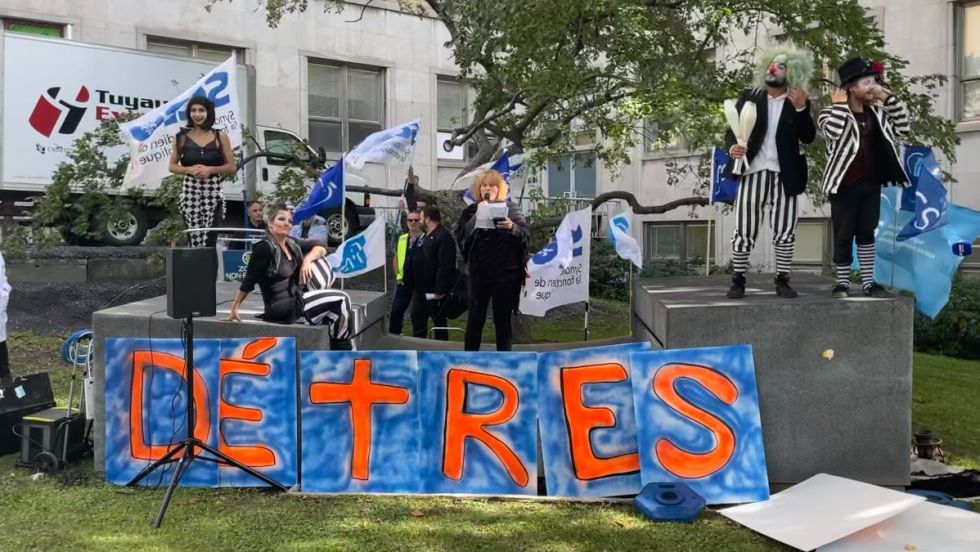 La présidente de l'APTS Centre-Sud de l'Île de Montréal, Julie Houle devant l'Hôpital Notre-Dame