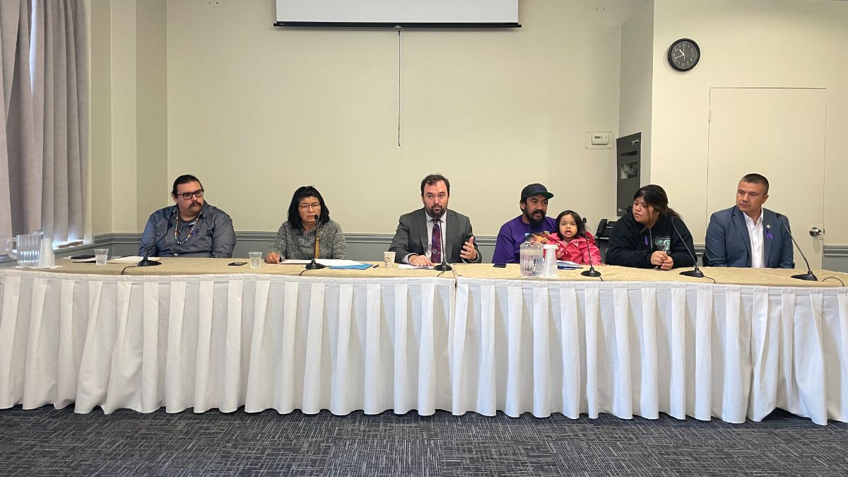 De gauche à droite: le Chef de la communauté de Manawan, Sipi Flamand, la mère de Joyce Echaquan, Diane Dubé, le procureur Me Patrick MArtin-Ménard, le conjoint de Joyce Echaquan, Carol Dubé et le Grand Chef de la nation Atikamekw, Constant Awashish