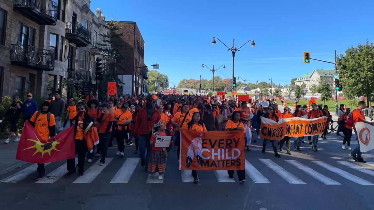 La foule s'est progressivement déplacé dans les rues de Montréal pour rejoindre la place du Canada