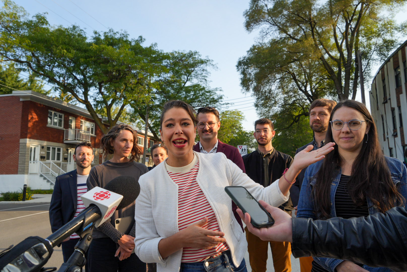 La conseillère associée à la mobilité active, Marianne Giguère, la responsable du transport et de la mobilité au comité exécutif, Sophie Mauzerolle, et la directrice générale de Piétons Québec, Sandrine Cabana-Degani