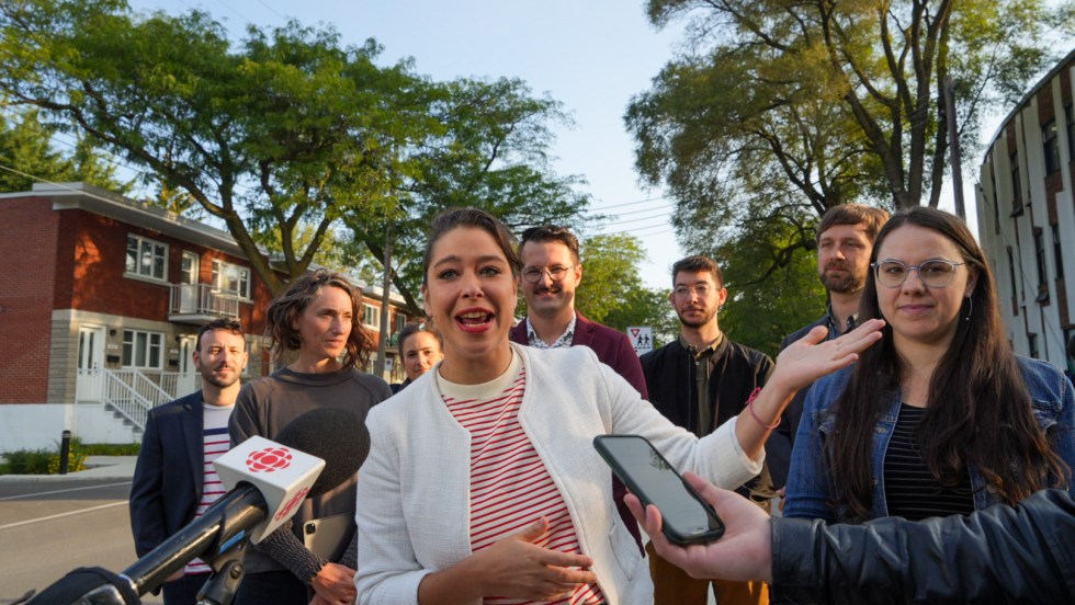 La conseillère associée à la mobilité active, Marianne Giguère, la responsable du transport et de la mobilité au comité exécutif, Sophie Mauzerolle, et la directrice générale de Piétons Québec, Sandrine Cabana-Degani