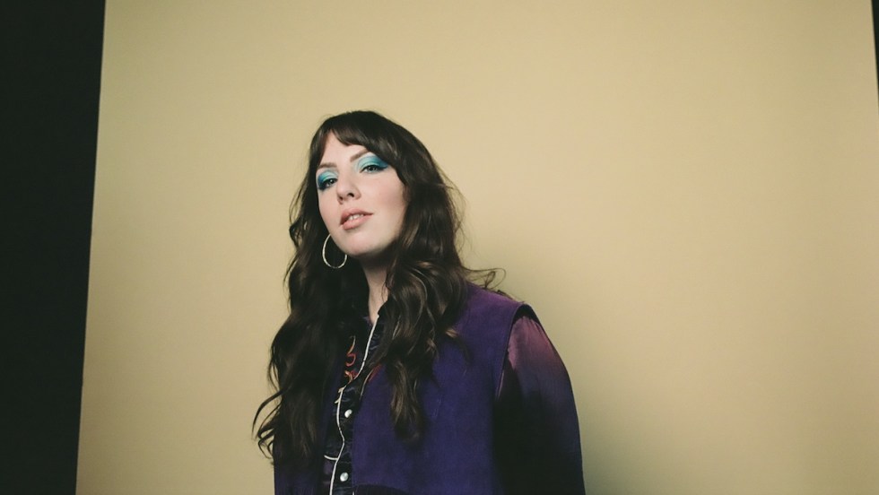Julie Aubé, guitariste et chanteuse du groupe Les Hay Babies, a fait paraître son deuxième album solo, « Contentement ».