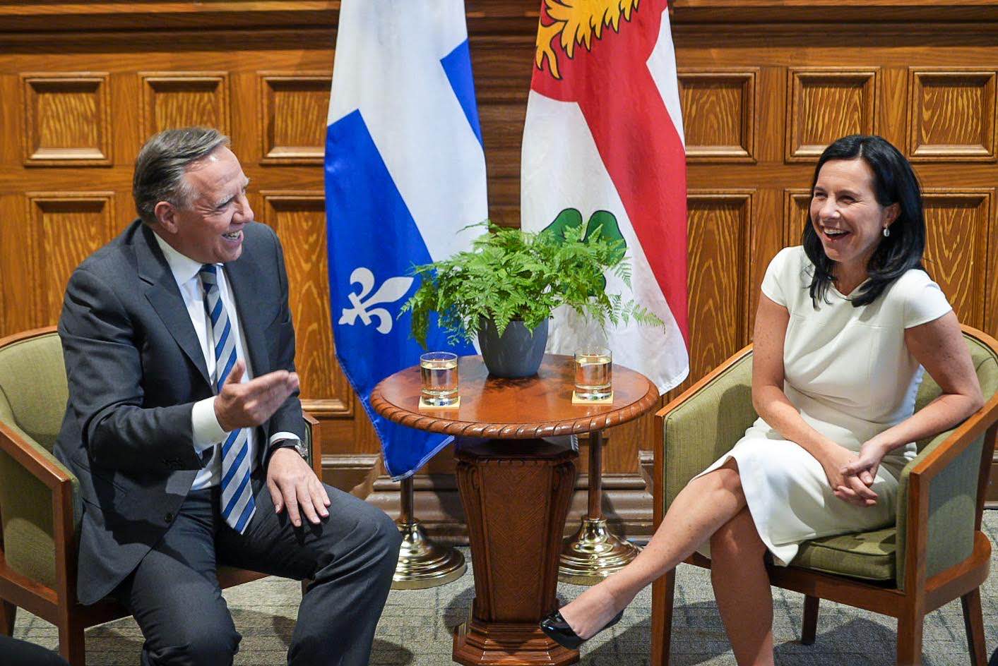 François Legault et Valérie Plante assis à l'hôtel de ville de Montréal