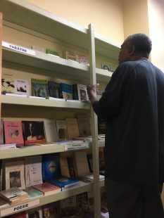 Pierre-Roland Bain, dans la librairie du&nbsp;KEPKAA.