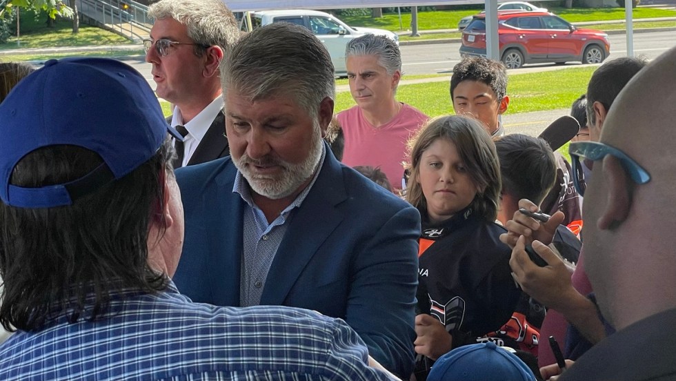 Plusieurs amateurs étaient présents pour le passage de Raymond Bourque à Saint-Laurent