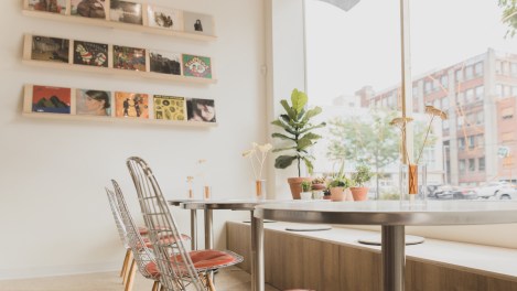 La maison de disques Bravo musique a ouvert les portes de son nouveau café boutique dans le Plateau Mont-Royal.