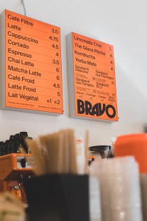 Le d&eacute;cor du caf&eacute; boutique arbore avec parcimonie l&rsquo;orang&eacute; br&ucirc;l&eacute; caract&eacute;ristique de Bravo&nbsp;musique.